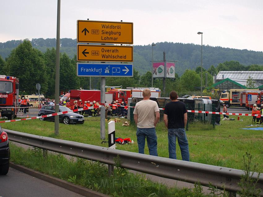 Schwerer Unfall mit Reisebus Lohmar Donrather Dreieck P296.JPG
